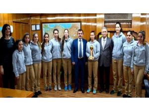 Şampiyonluk Kupalarını Osman Özkan’a Getirdiler