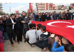 Türk Bayraklarıyla Yürüyen Gençleri Şehidin Annesi Karşıladı
