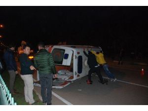 Ambulansla 3 Otomobilin Karıştığı Kazada 6 Kişi Yaralandı