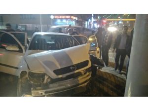Malatya’da Otomobil Direğe Çarptı: 3 Yaralı