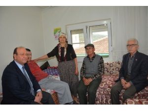 Başkan Özakcan, Akülü Sandalye Hediye Etti