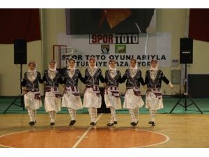 Gümüşhane’de Okullar Ve Kulüplerarası Halk Oyunları Yarışması Yapıldı