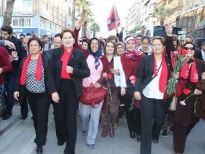 MHP’li Akşener Vatandaşlarla Yürüdü