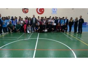 Okullar Arası Yıldızlar Badminton Müsabakası