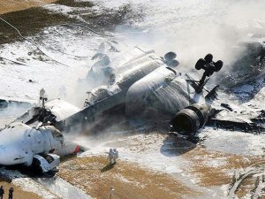 Malezya'da askeri uçak düştü