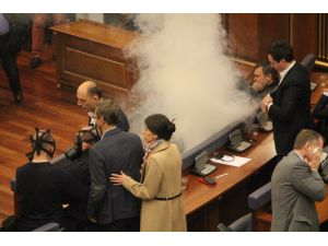 Kosova Meclisi'ne yine gaz atıldı