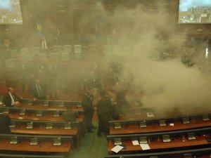 Kosova meclisinde muhalefet milletvekilleri gaz bombası attı