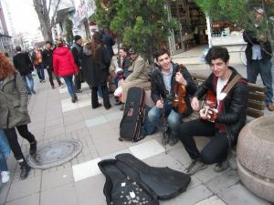 Öğrencilerden Caddede Müzik Ziyafeti
