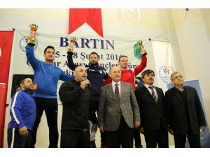 Vali Azizoğlu, Güreşçilere Ödül Verdi