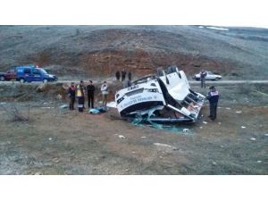 Adıyamanlı Hentbolcuları Taşıyan Minibüs Kaza Yaptı: 1 Ölü, 12 Yaralı