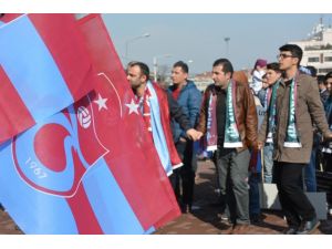 Bursa ve Trabzonsporlu taraftarlardan federasyon ve hakemlere horonlu protesto