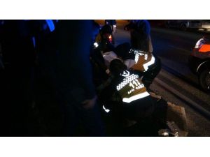 Bariyerlere Çarpan Otomobilin Sürücüsü Yaralandı