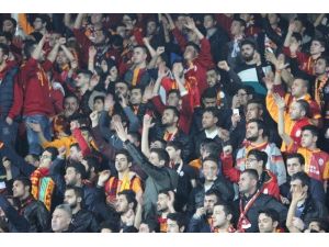 Galatasaray Taraftarı Mustafa Denizli’yi İstifaya Çağırdı