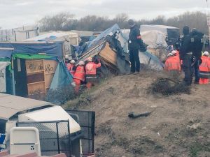 Fransa'daki göçmen kampı polis zoruyla boşaltılıyor