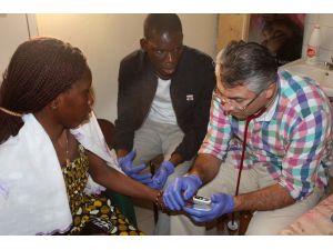 Time to Help gönüllüsü doktorlar binin üzerinde Senegalliyi tedavi etti