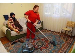 Yaşlıların Ve Engellilerin Evlerini Temizliyorlar