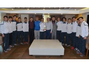 Futsal Takımından Başkan Gürlesin’e Teşekkür Ziyareti