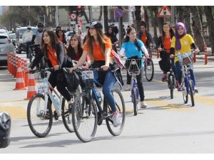 Bisiklet İle Kadınlar Gününe Dikkat Çektiler