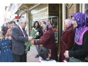 Sorgun Belediye Başkanı Şimşek Kadınlara Gül Dağıttı