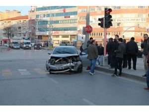 Sakarya’da İki Otomobil Çarpıştı: 1 Yaralı