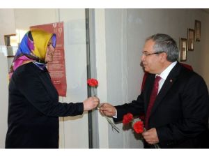 Bilecik Valisi Ahmet Hamdi Nayir’den Çalışan Kadınlara Karanfil