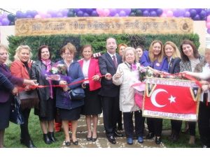 Kadınlar 8 Mart’ta Atatürk Anıtı’na Çelenk Sundu