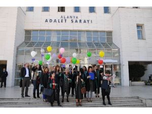 Kadın Avukatlardan Balonlu Kutlama