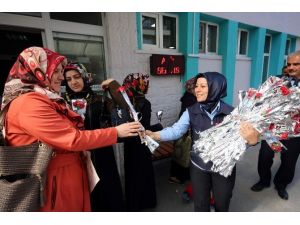 Beyşehir Zabıtasından Kadınlara Karanfil