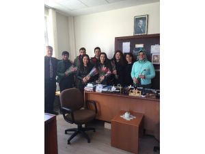 Erzurum Karadeniz Öğrenci Birliği Karanfil Dağıttı