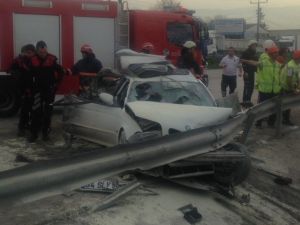 Sakarya'da otomobil TIR'a çarptı: 2 ölü, 1 yaralı