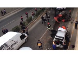 Otomobil Traktöre Çarptı: 6 Yaralı