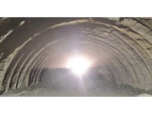 Artvin-erzurum Karayolu’ndaki Oruçlu Ripaj Tüneli’nde Işık Göründü