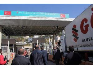 Türk Nakliyeciler Sarp Sınır Kapısı’nı Araç Ulaşımına Kapattı
