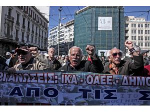 Atina'da emekliler sokaklara döküldü
