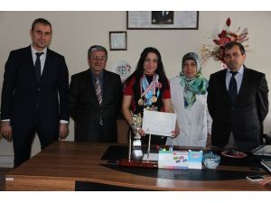 Palandöken Kız Anadolu İmam Hatip Lisesi Öğrencisinin Kayaktaki Büyük Başarısı