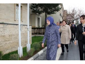 Sare Davutoğlu, Diyarbakır’da çiçeklerle karşılandı