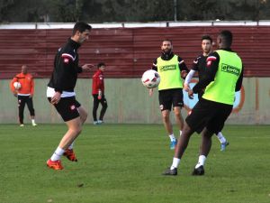 Lider Adanaspor, İzmir'deki Altınordu maçına galibiyet parolasıyla hazırlanıyor