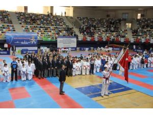 Büyükşehir Karate Ligi’nin Dördüncü Etabı Yapıldı