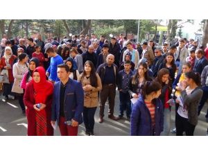Yozgat’ta Öğrenciler Sınavda, Aileler Dışarıda Ter Döktü