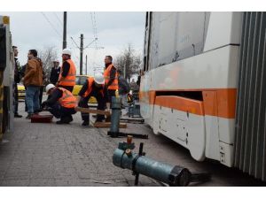 Eskişehir’de Tramvay İle Belediye Otobüsü Çarpıştı: 1 Yaralı