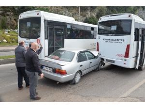 Direksiyon Hakimiyetini Kaybedince Halk Otobüsüne Çarptı