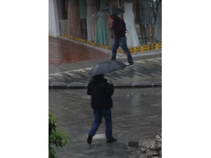 Adana Haftaya Yağmurla Başladı