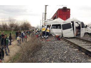 Malatya’da Trenle Öğrenci Servisi Çarpıştı: 1 Ölü, 16 Yaralı