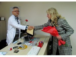 CHP’li Kadınlardan Doktorlara Kırmızı Karanfil