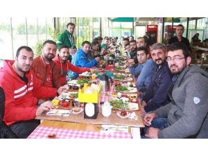 Antalyaspor Ve Bursaspor Taraftarları Kahvaltıda Buluştu
