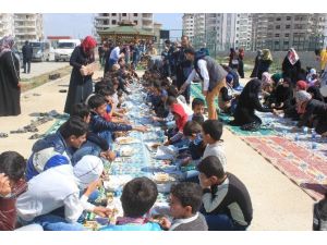 İnsani Yardım Platformu Süleyman Şah Kampında Bulunan Bin Çocuğu Giydirdi