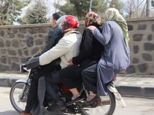 Bir Motosiklete Binen 4 Kişi Ölüme Meydan Okudu