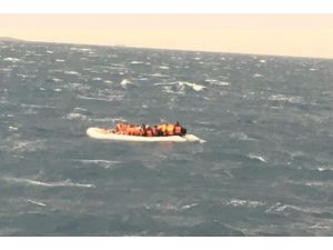 Sahil Güvenlik Ekipleri İzmir’de 56 Göçmeni Kurtardı