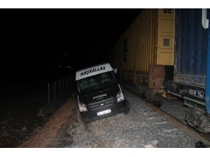 Yük Treniyle Minibüs Çarpıştı Şans Eseri Yaralanan Olmadı