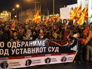 Makedonya'da Anayasa Mahkemesi protesto edildi